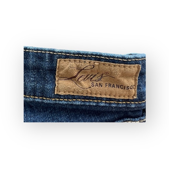 Levi’s slight curve straight leg size 8/32” length - Picture 4 of 4